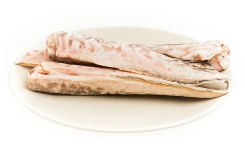 mrożone ryby na talerzu